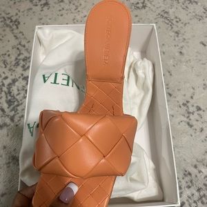 LIKE NEW BOTTEGA VENETA LIDO SANDAL. Size 39 but fits like a US 8.